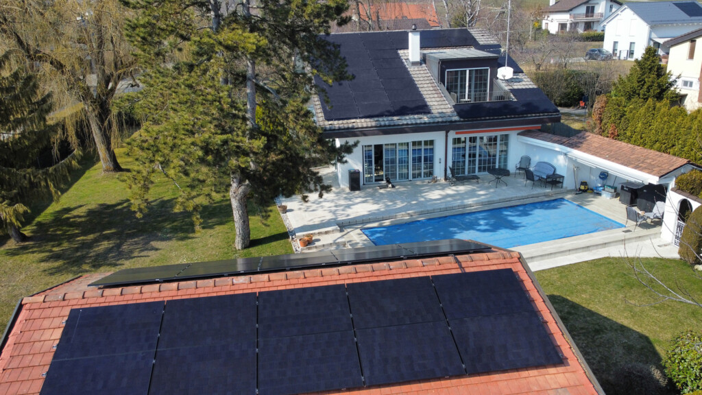 Panneaux photovoltaïques pour domicile, conçus pour maximiser l'efficacité énergétique et réduire les coûts d'électricité. Installation disponible dans les principales villes de Suisse romande, notamment Genève, Lausanne, Fribourg, Neuchâtel, Yverdon-les-Bains, Sion, Montreux et Vevey.
