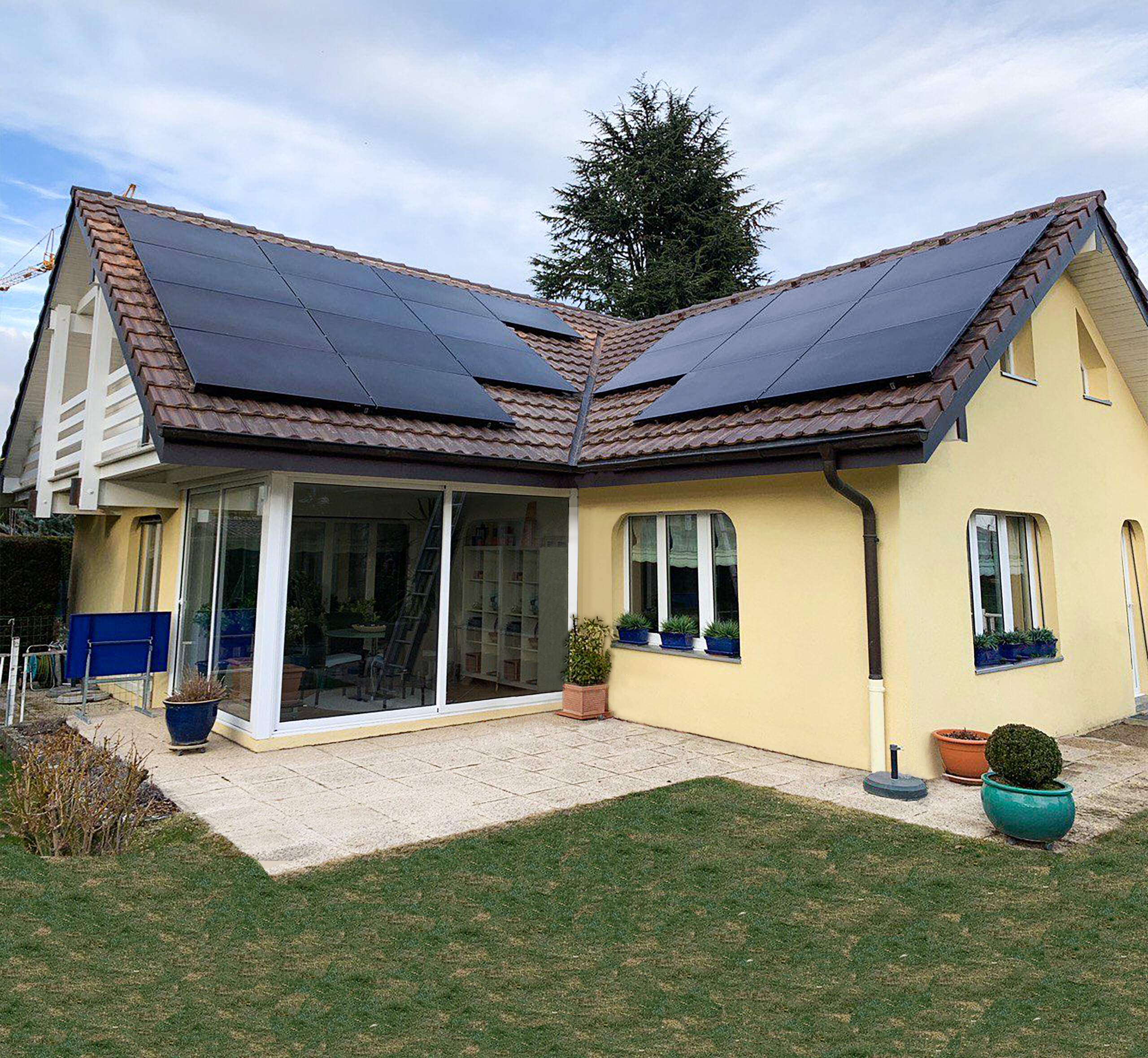 Panneau photovoltaïque haut de gamme en Suisse – éligible aux subventions. Demandez votre devis et étude personnalisée dès maintenant !