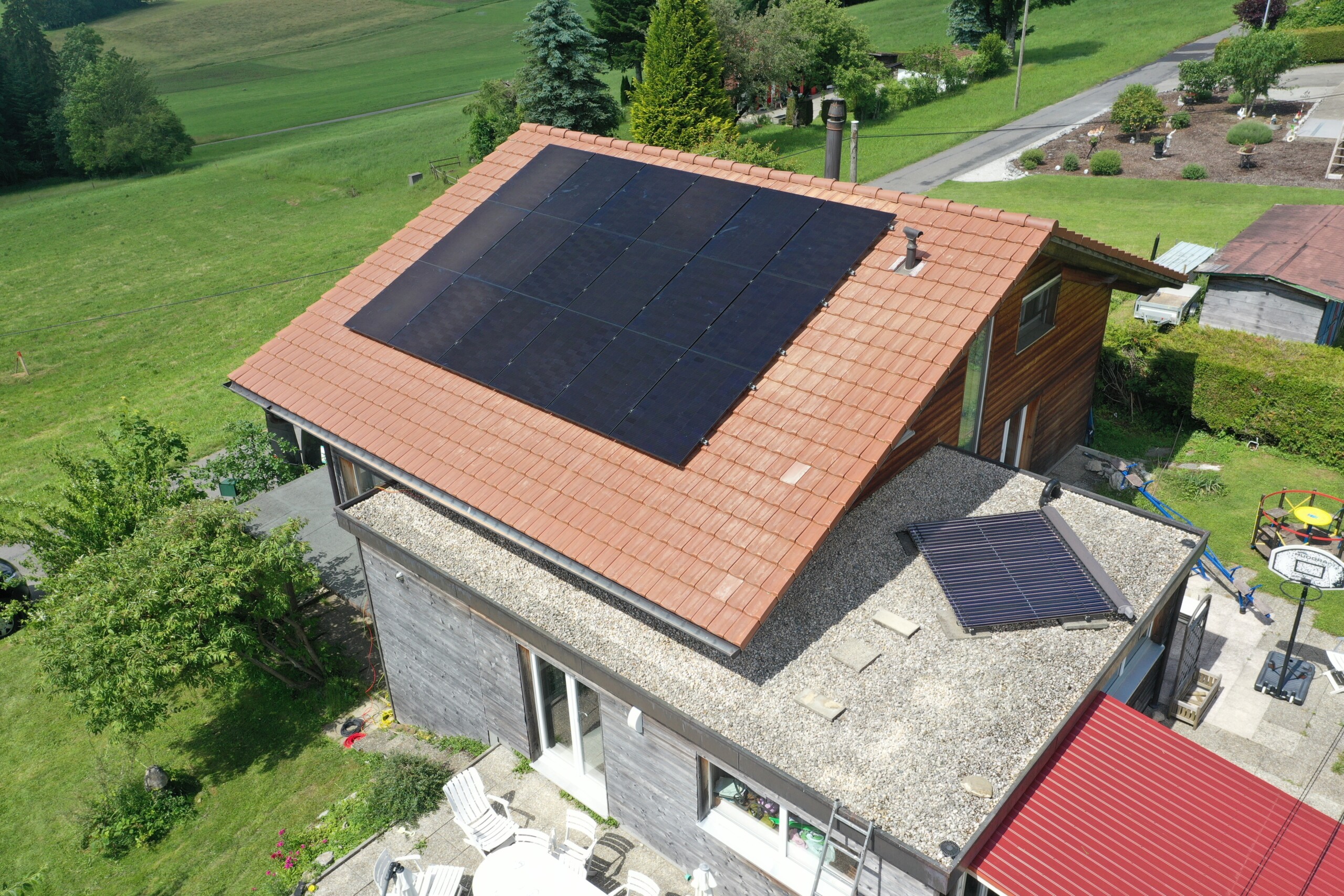 installation de panneaux photovoltaïques sur toit d'une maison en suisse devis gratuit étude gratuite