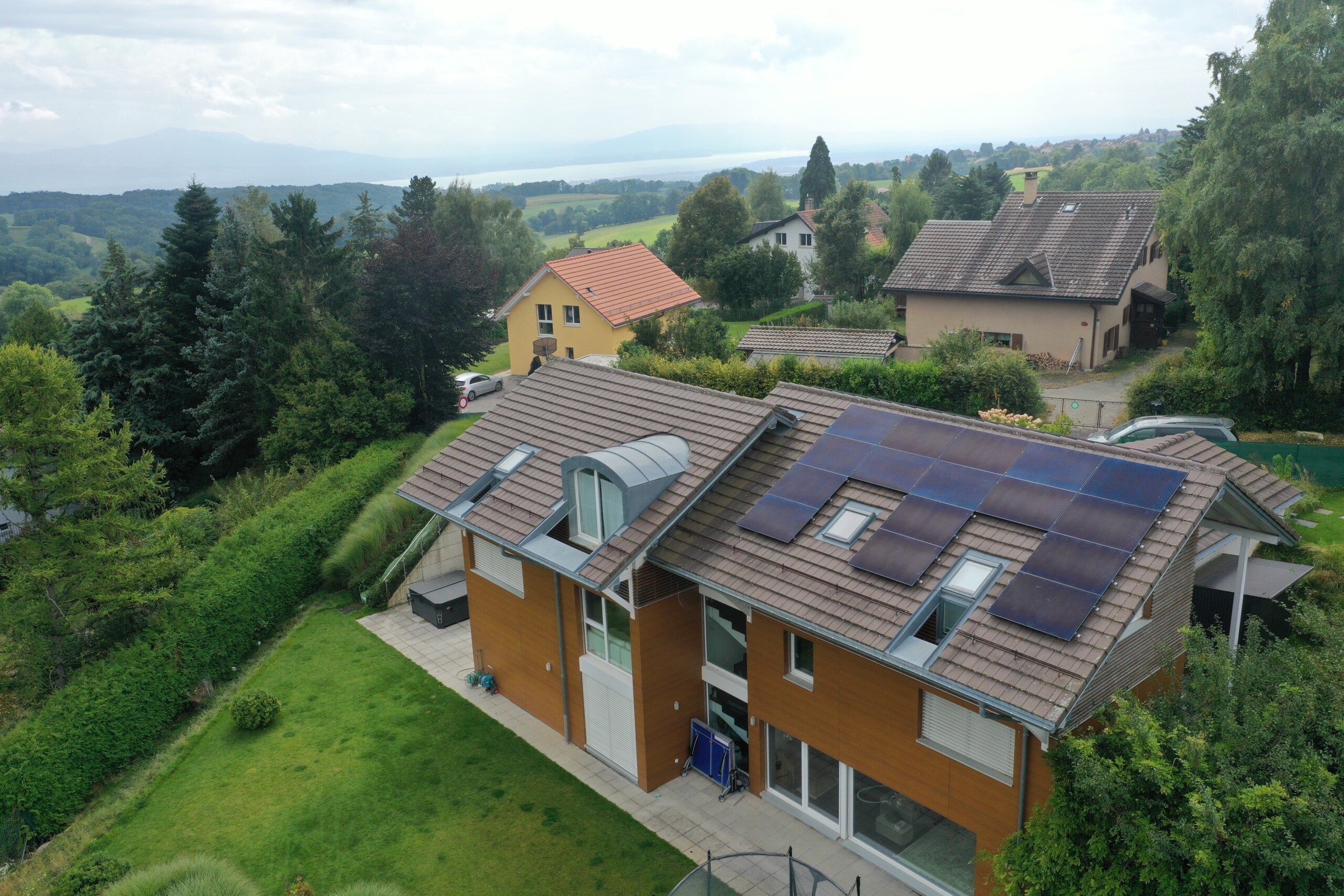 Panneau photovoltaïque haut de gamme en Suisse – éligible aux subventions. Demandez votre devis et étude personnalisée dès maintenant !