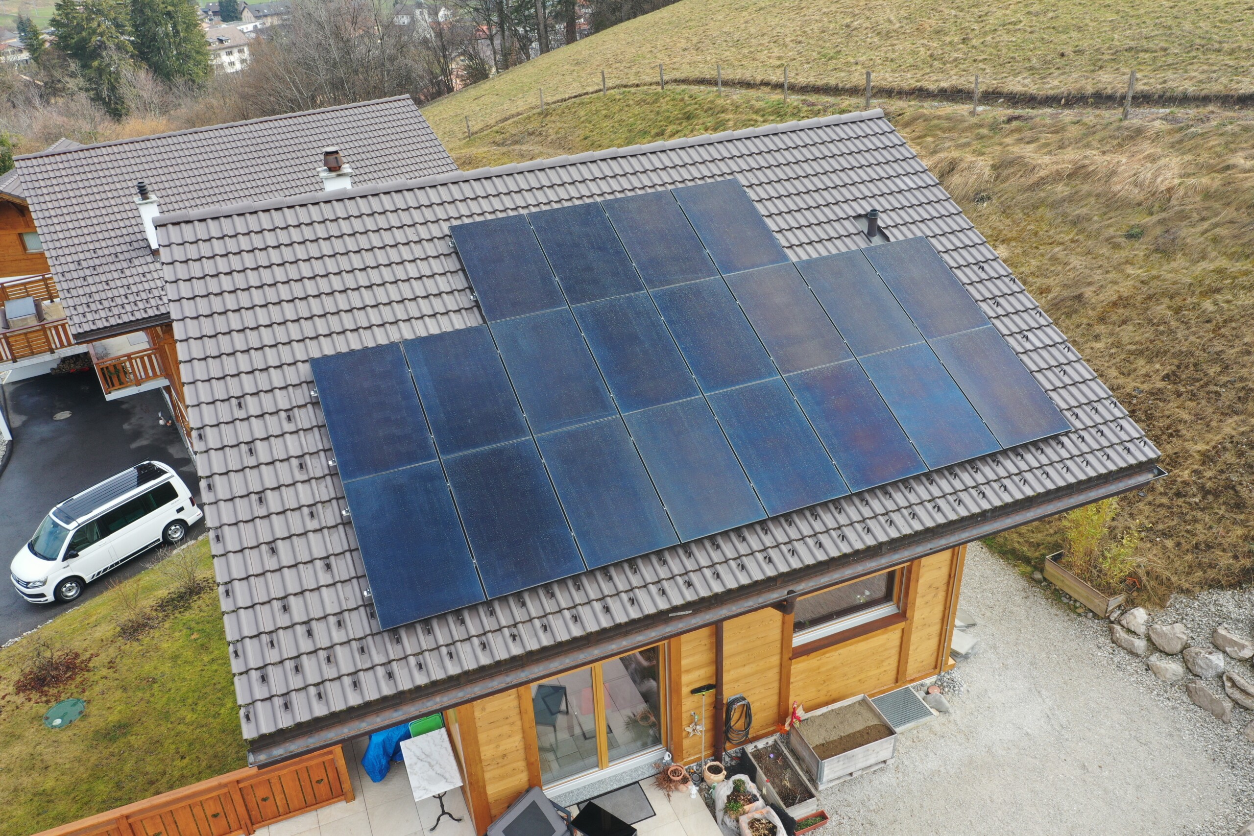 Panneau photovoltaïque haut de gamme en Suisse – éligible aux subventions. Demandez votre devis et étude personnalisée dès maintenant !