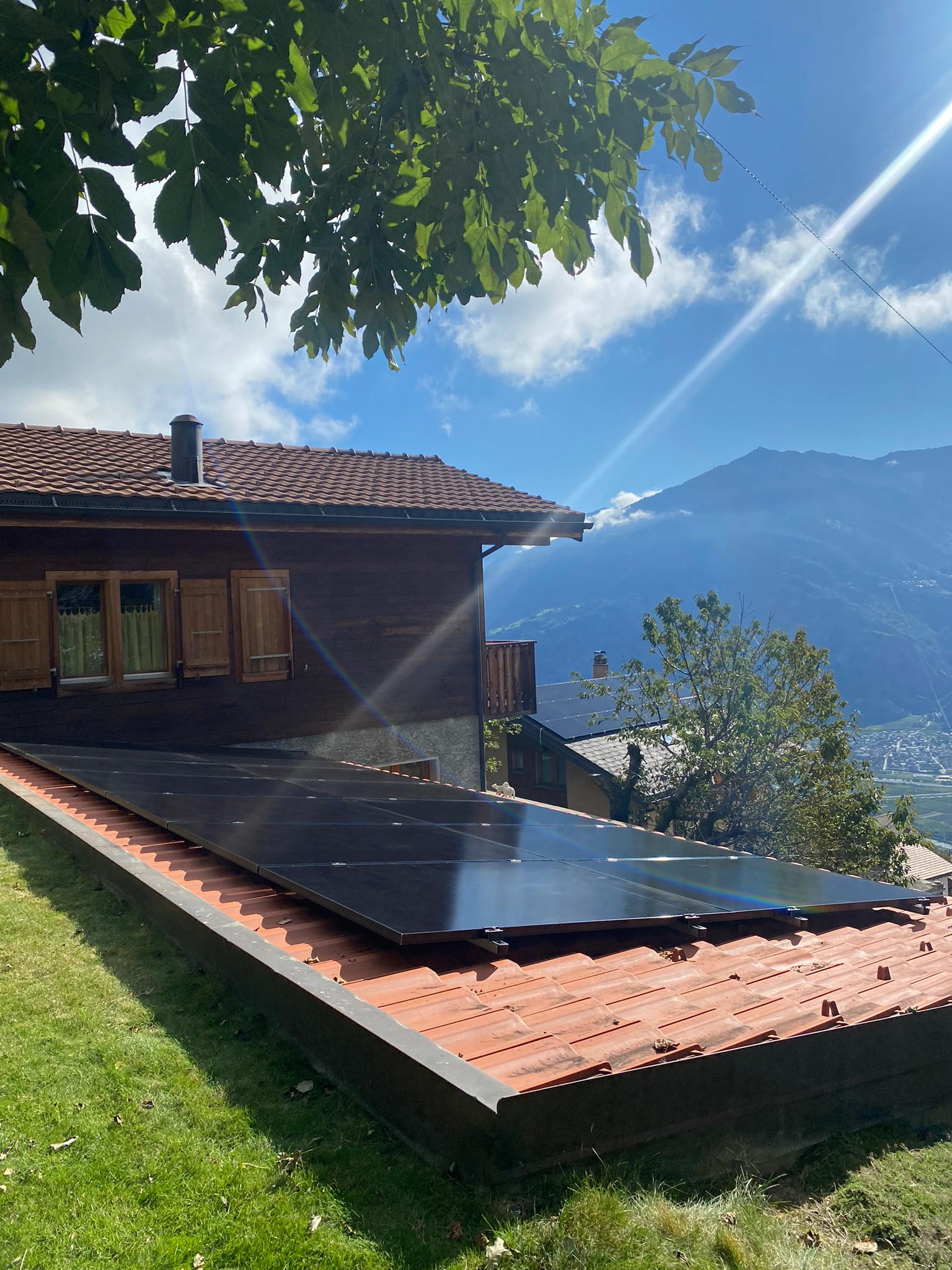 Panneau photovoltaïque haut de gamme en Suisse – éligible aux subventions. Demandez votre devis et étude personnalisée dès maintenant !