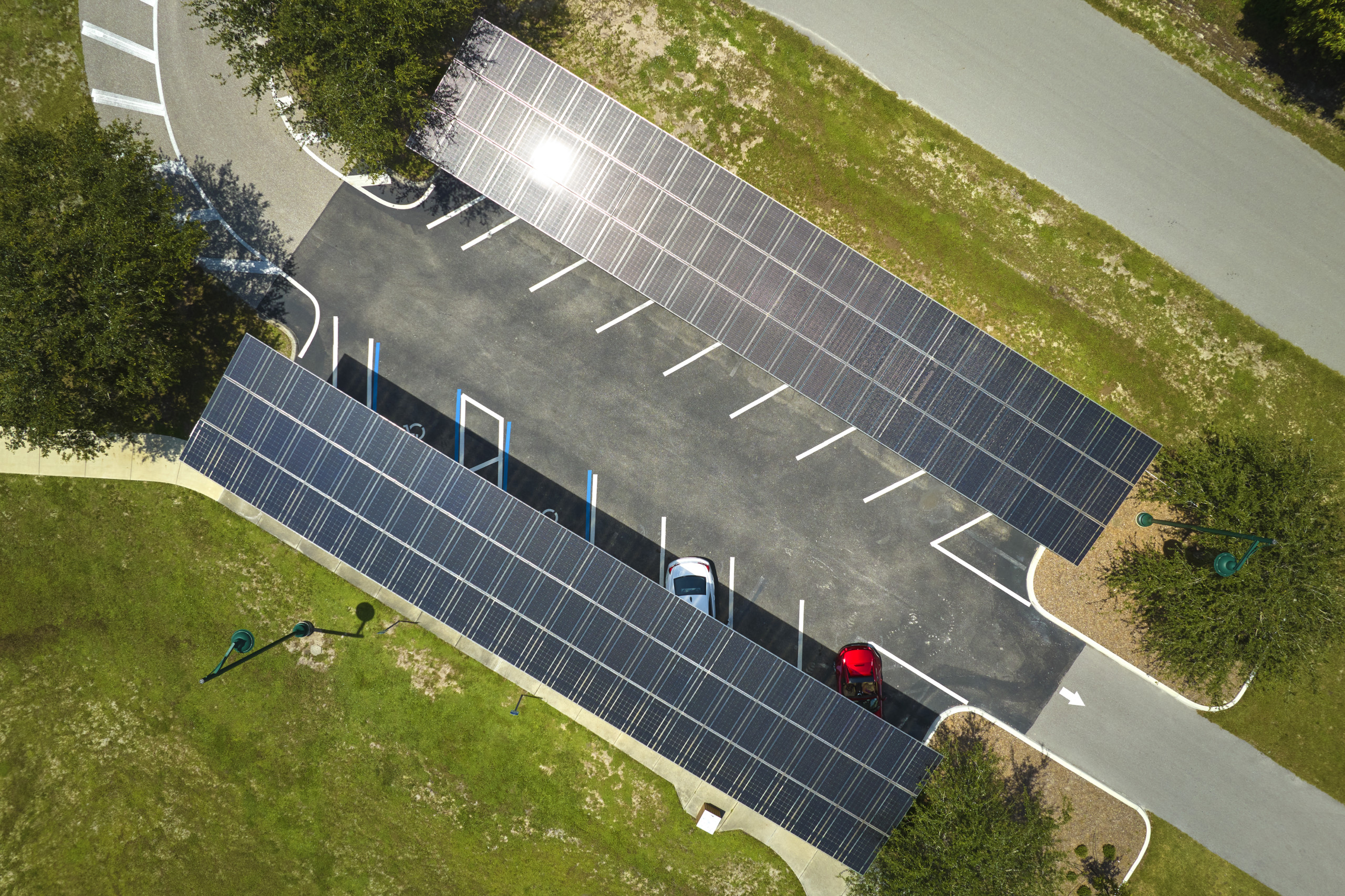 Borne de recharge alimentée par l’énergie solaire sous ombrières