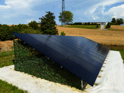 L'installation de panneaux photovoltaïques sur châssis : un espace optimisé pour plus de performance