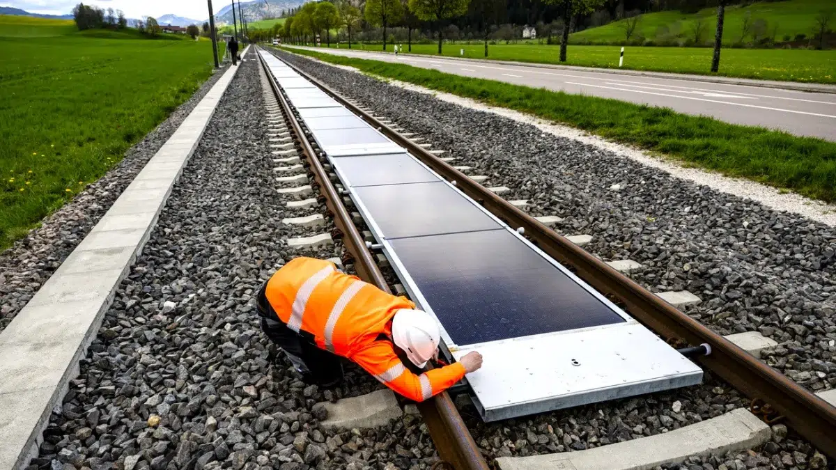 La première centrale solaire sur rails inaugurée en Suisse