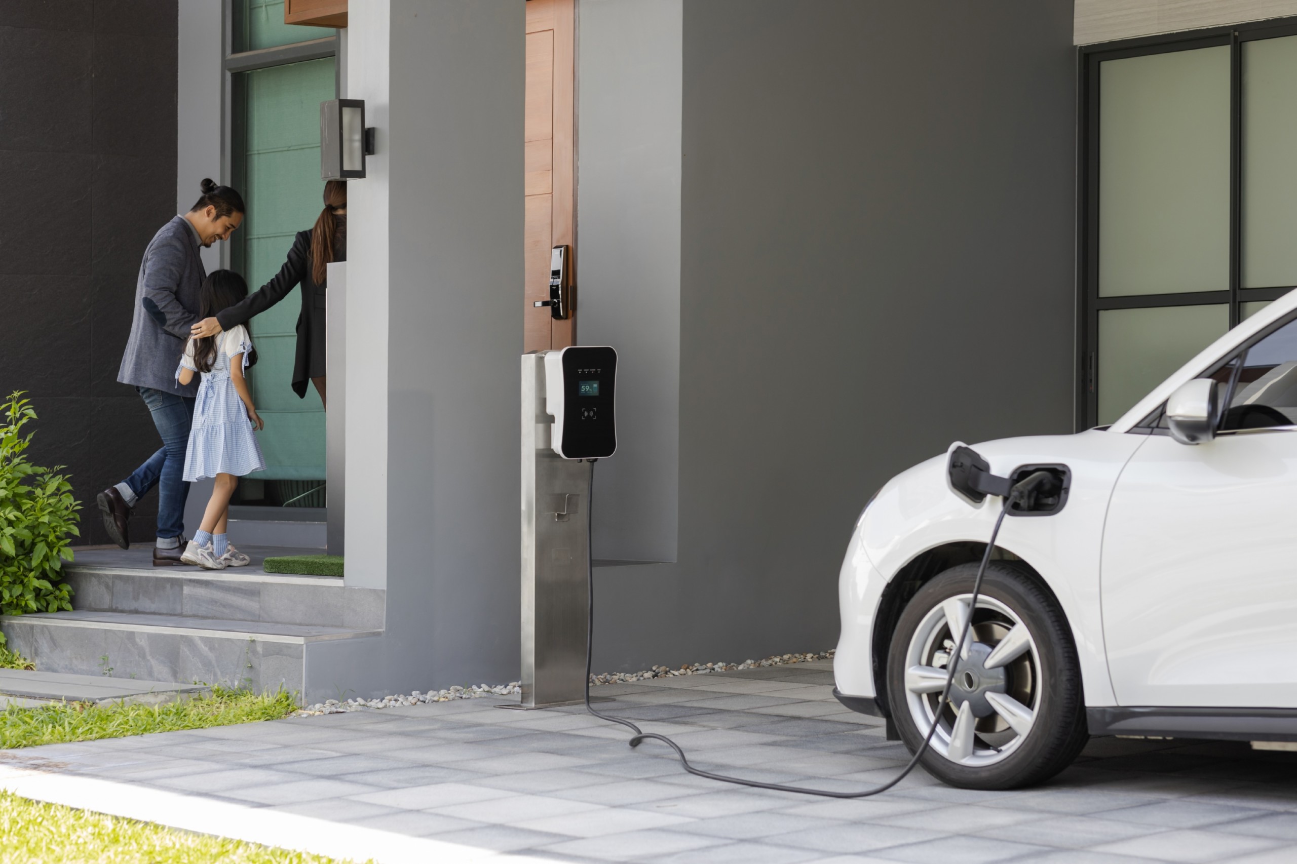 Borne de recharge pour véhicule électrique alimentée par des panneaux solaires