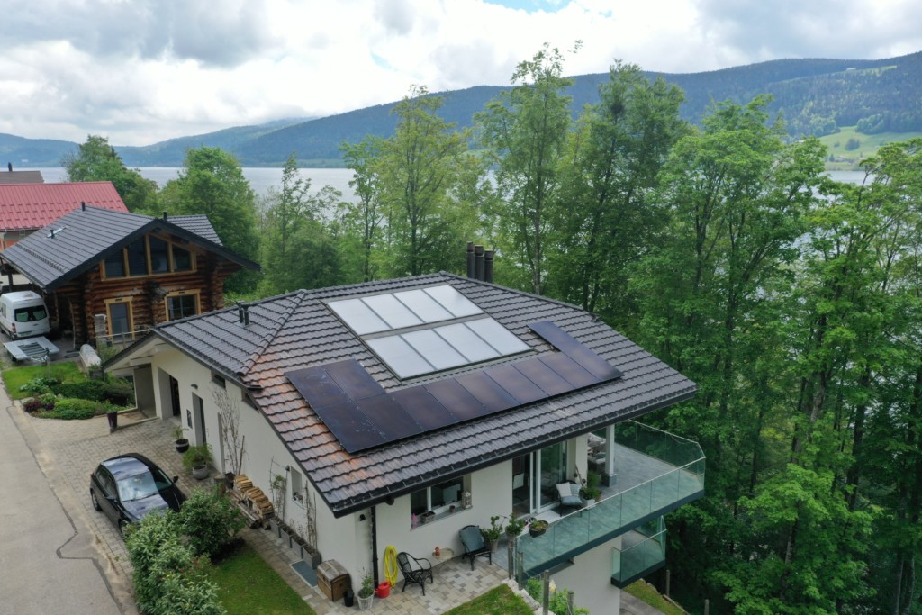 des panneaux thermiques et des panneaux solaires sur le toit d'une maison vaudoise