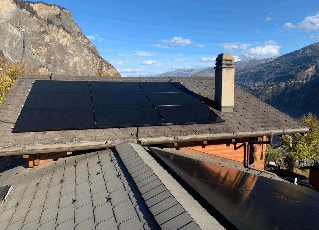 des panneaux solaires sur une maison dans le canton du Valais