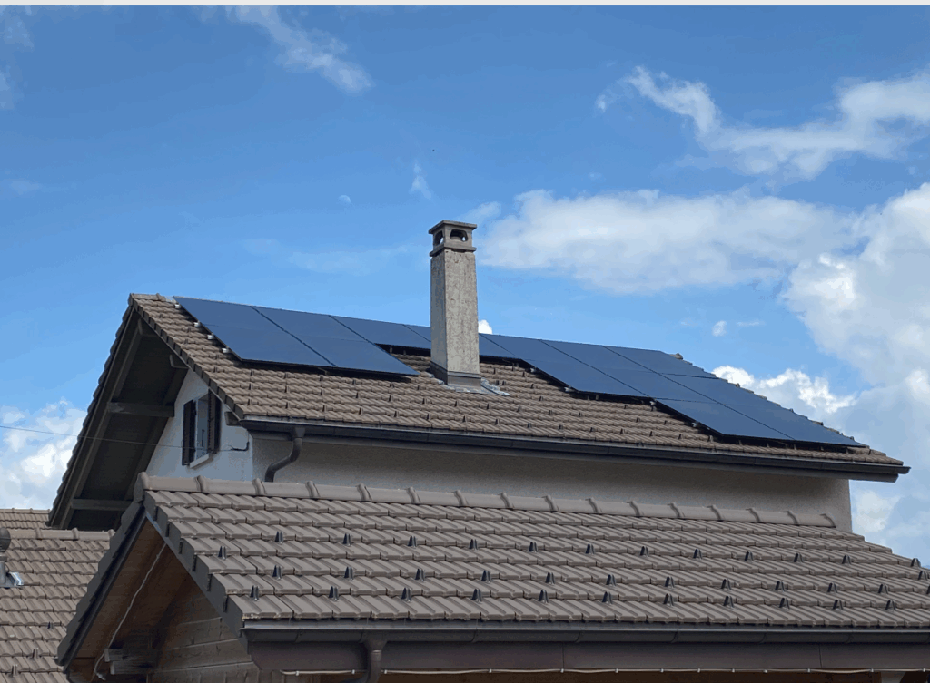 Une installation solaire sur le toit d'une maison