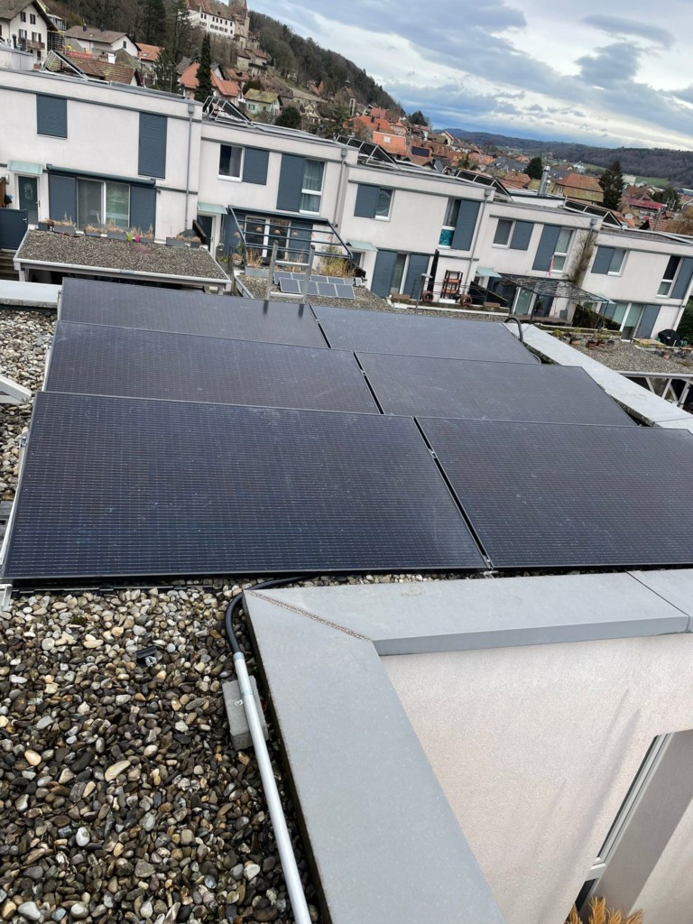 des panneaux solaires installés sur un toit plat par naoenergy à Veyrier
