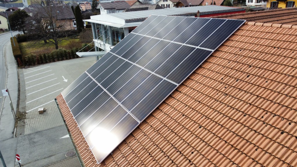 des panneaux photovoltaïques installés sur le toit d'un commerce de Vuadens