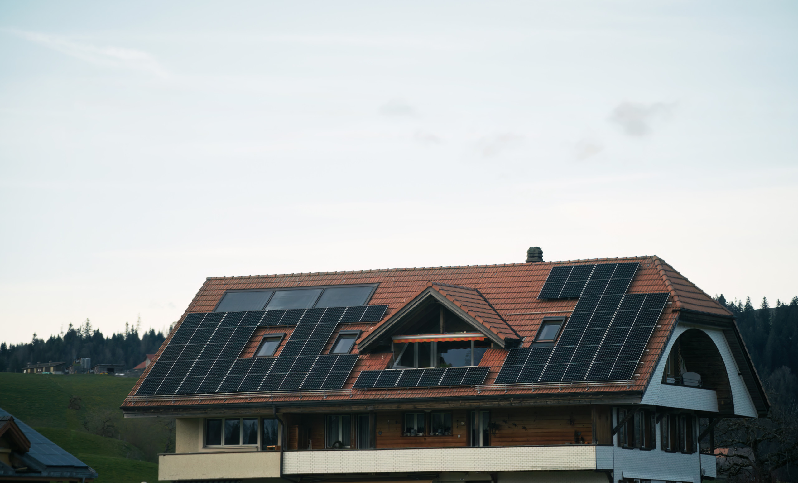 Le photovoltaïque : quels avantages concrets pour les investisseurs immobiliers suisses ?