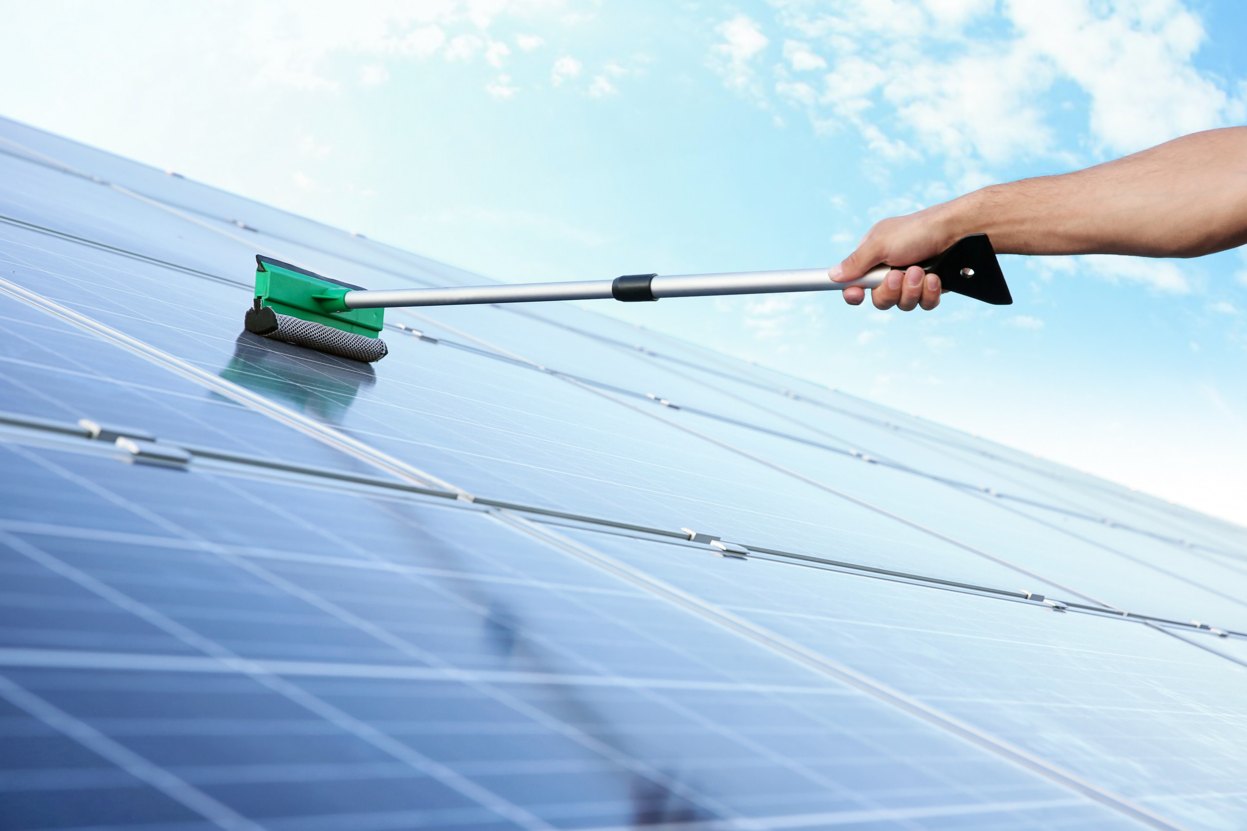 Le nettoyage des panneaux photovoltaïques : un entretien essentiel pour garantir performance et longévité