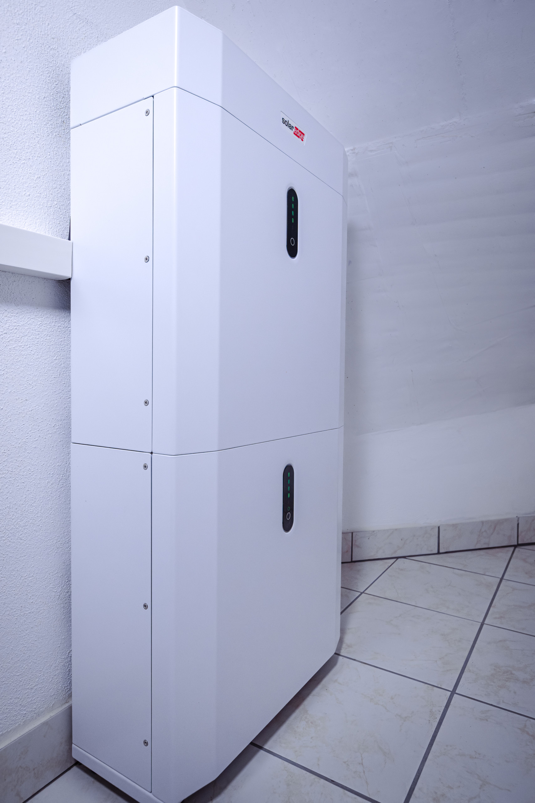 une batterie de stockage SolarEdge installée dans une maison