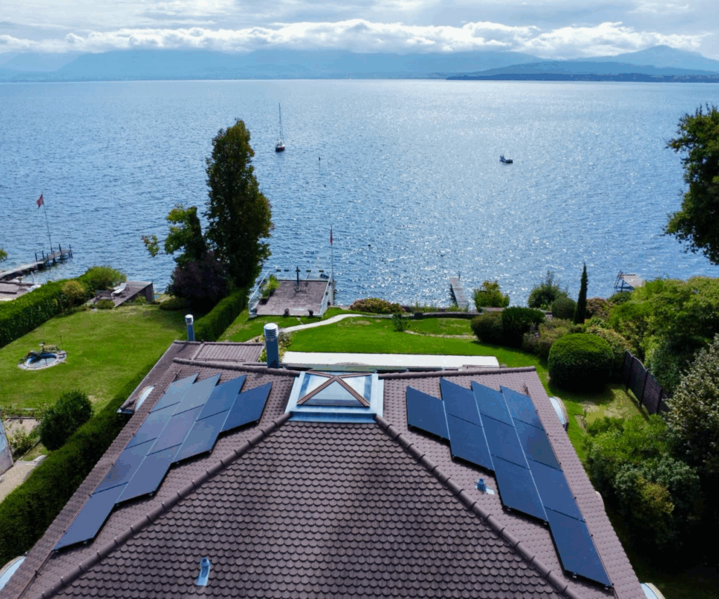 des panneaux solaires sur une villa dans le Canton de Vaud face au lac