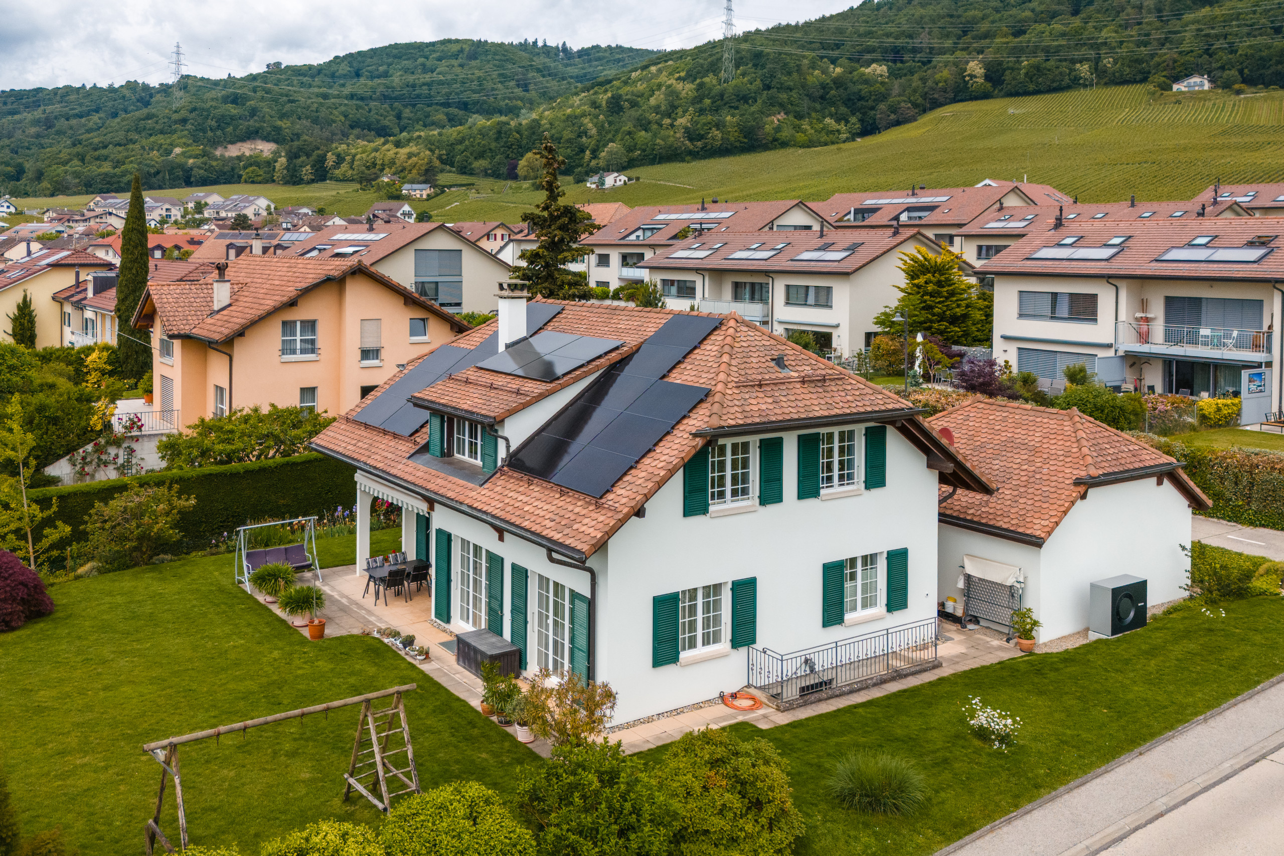 des panneaux photovoltaïques installés sur le toit d'une maison à Gilly