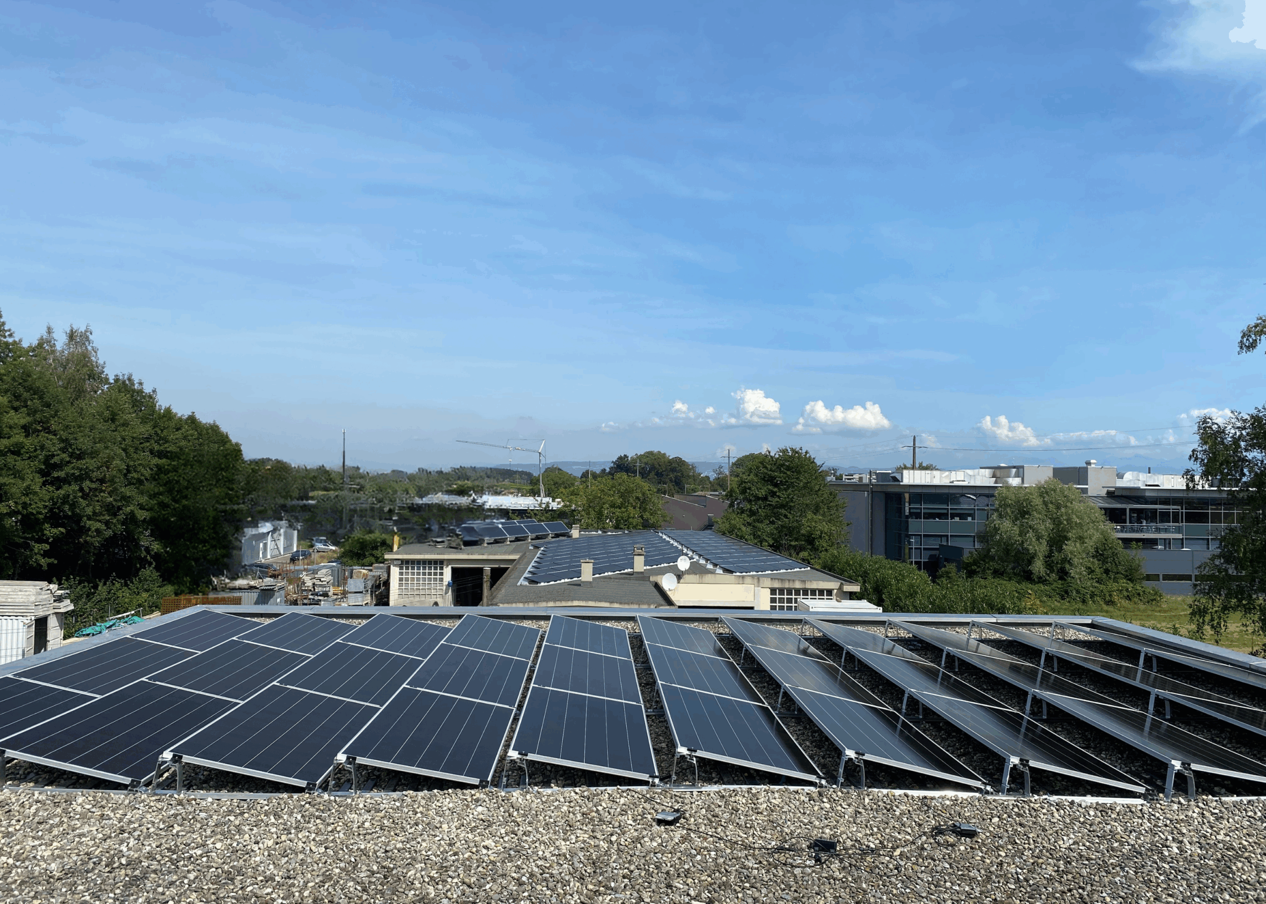 Une installation photovoltaïque naoenergy sur un toit plat pour une entreprise du canton de Vaud