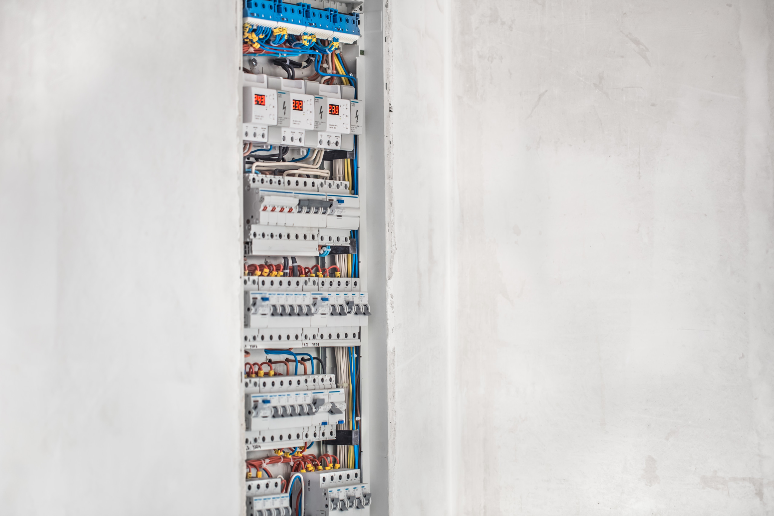 Électricien raccordant une borne de recharge au tableau électrique
