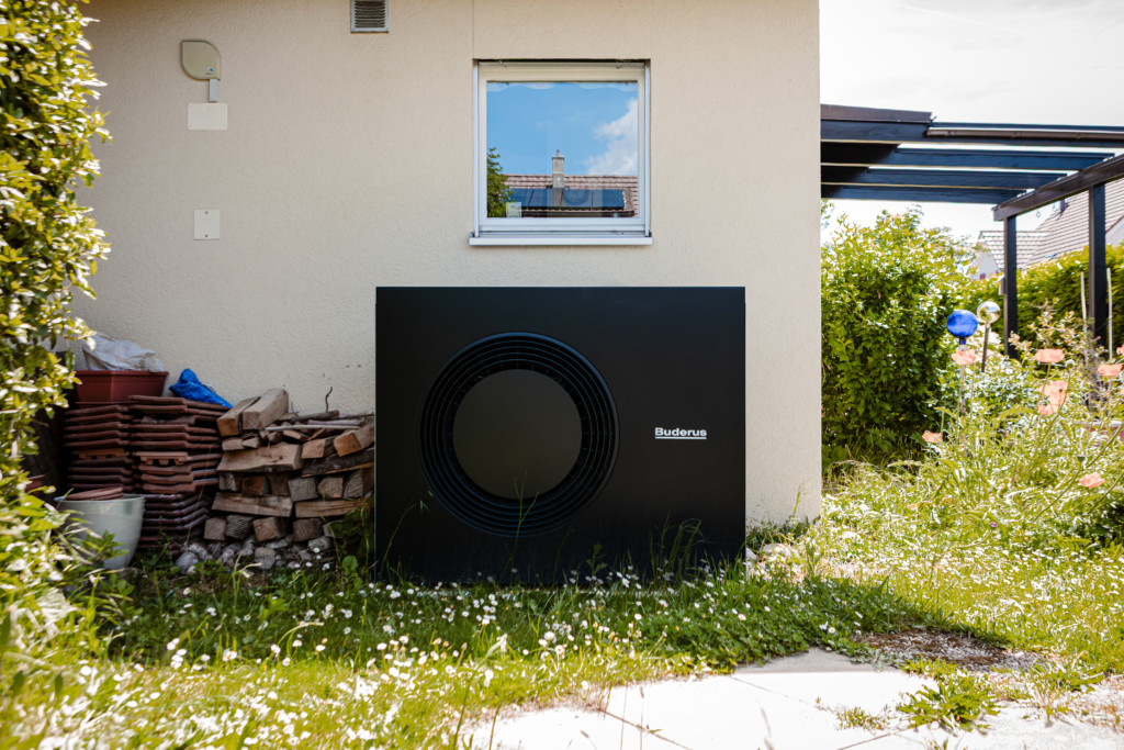 une pompe à chaleur air eau à l'extérieure dans une maison individuelle du canton de Vaud