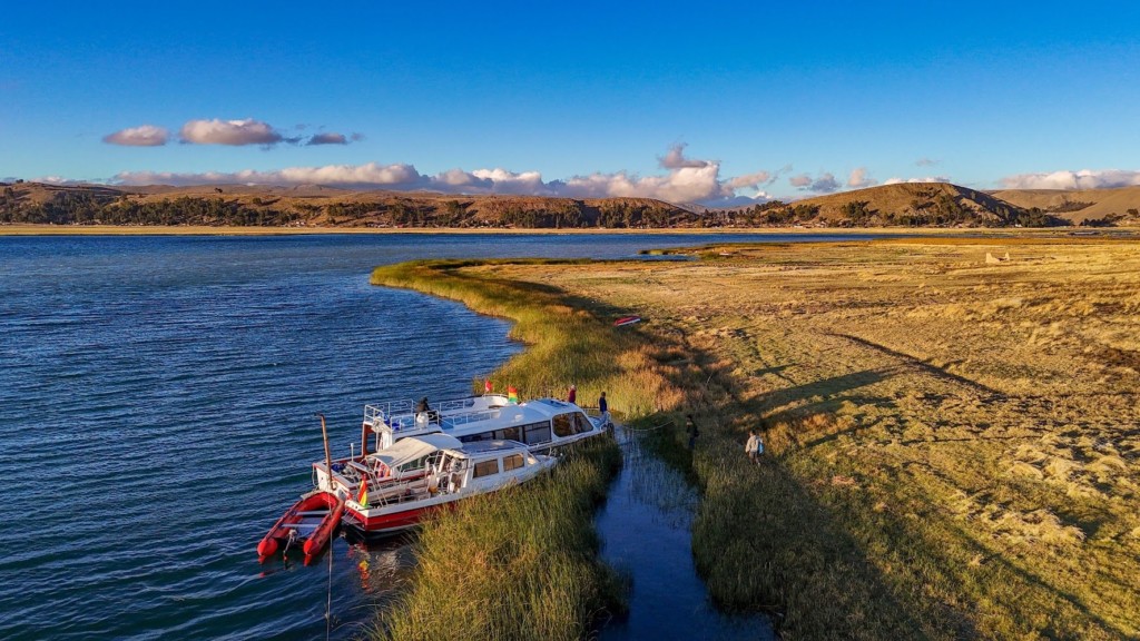 le bateau PlanetSolar II sur le lac Titicaca