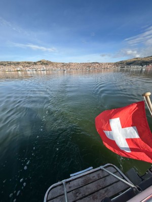 Le bateau PlanetSolar II sur le lac Titicaca