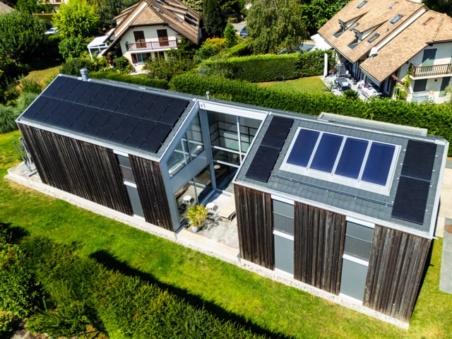 panneaux solaires sur une maison d'architecte dans le Vaud