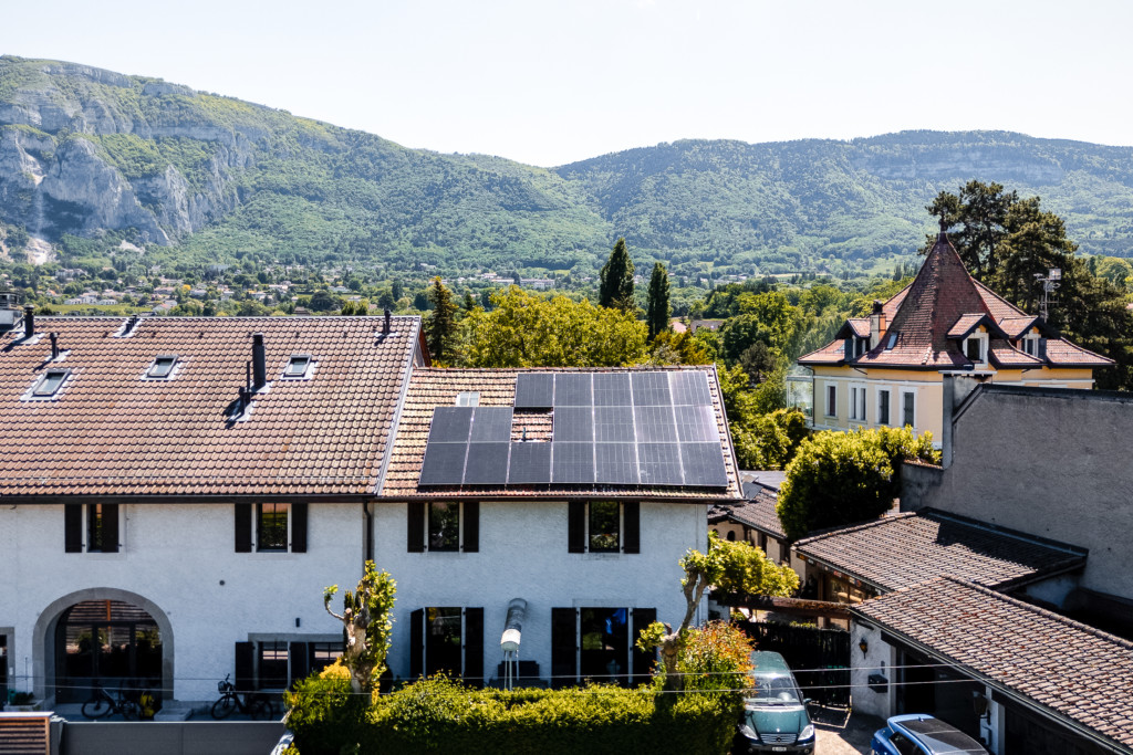 Une installation de  panneaux solaires sur une maison à Genève. 