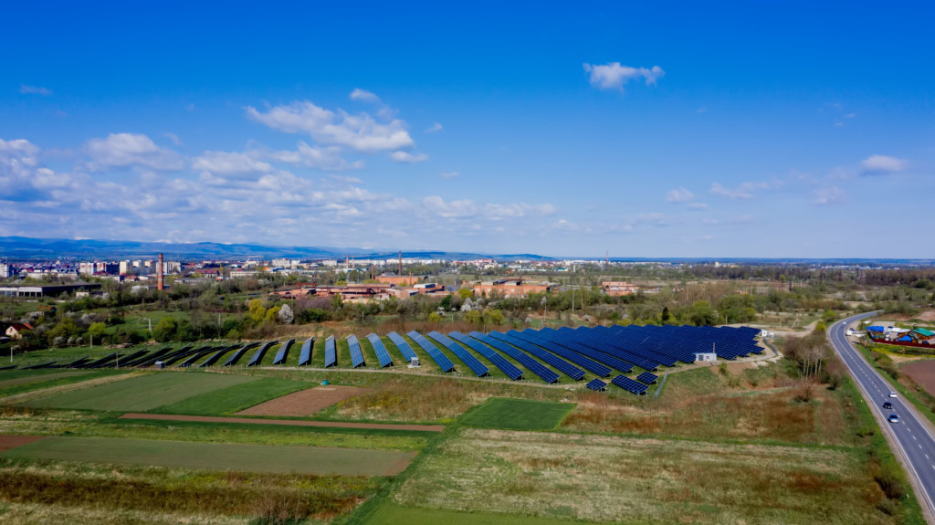 des panneaux solaires dans un champ en Suisse