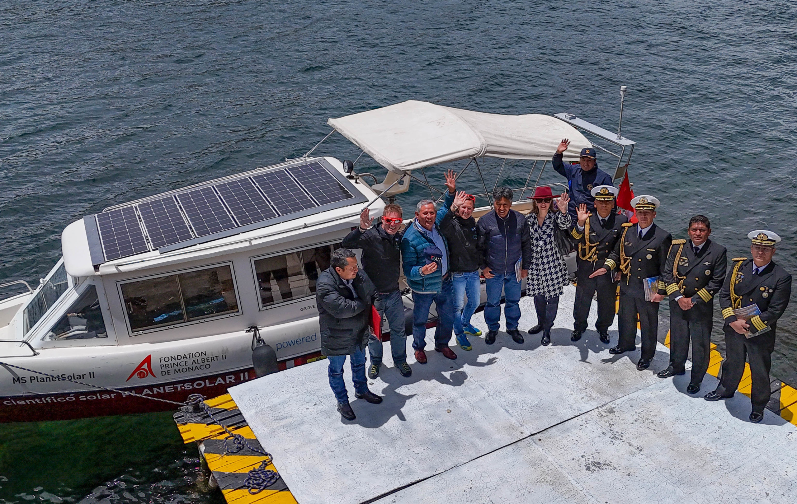 L'équipage de PlanetSolar II salue depuis le ponton du lac Titicaca