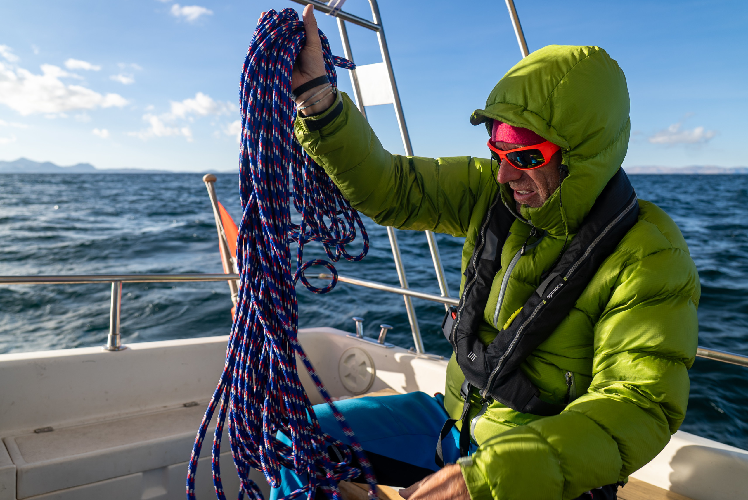 Raphaël Domjan à bord de PlanetSolar II lors de la traversée du lac Titicaca