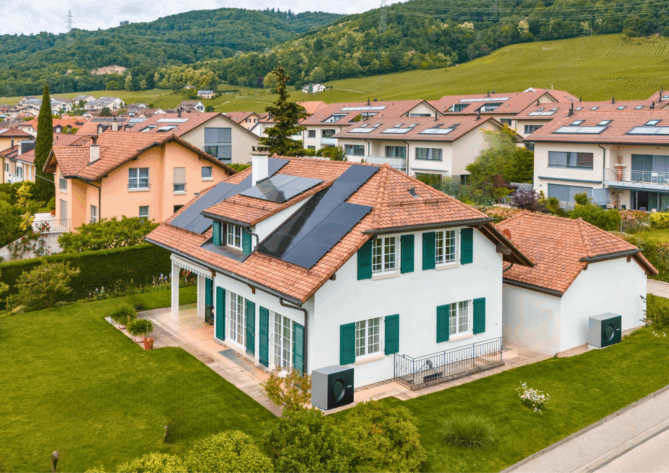 Comment combiner panneaux solaires et pompe à chaleur pour maximiser vos économies en Suisse romande