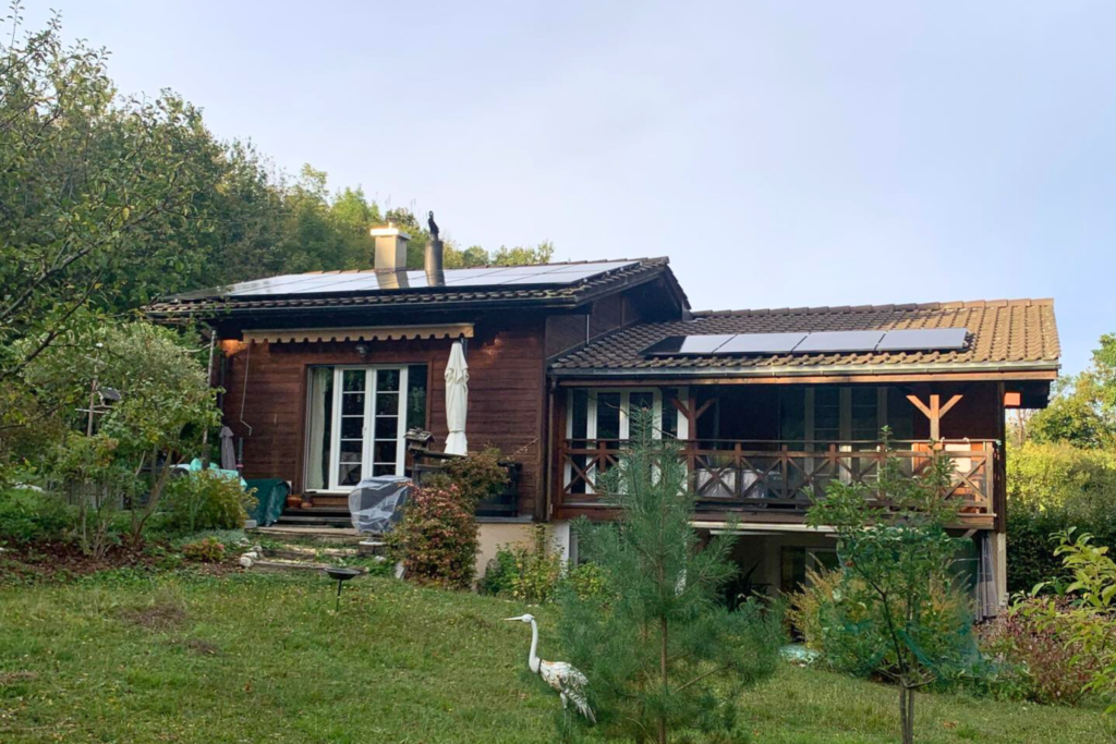 des panneaux solaires sur le toit d'une villa dans le canton de Vaud