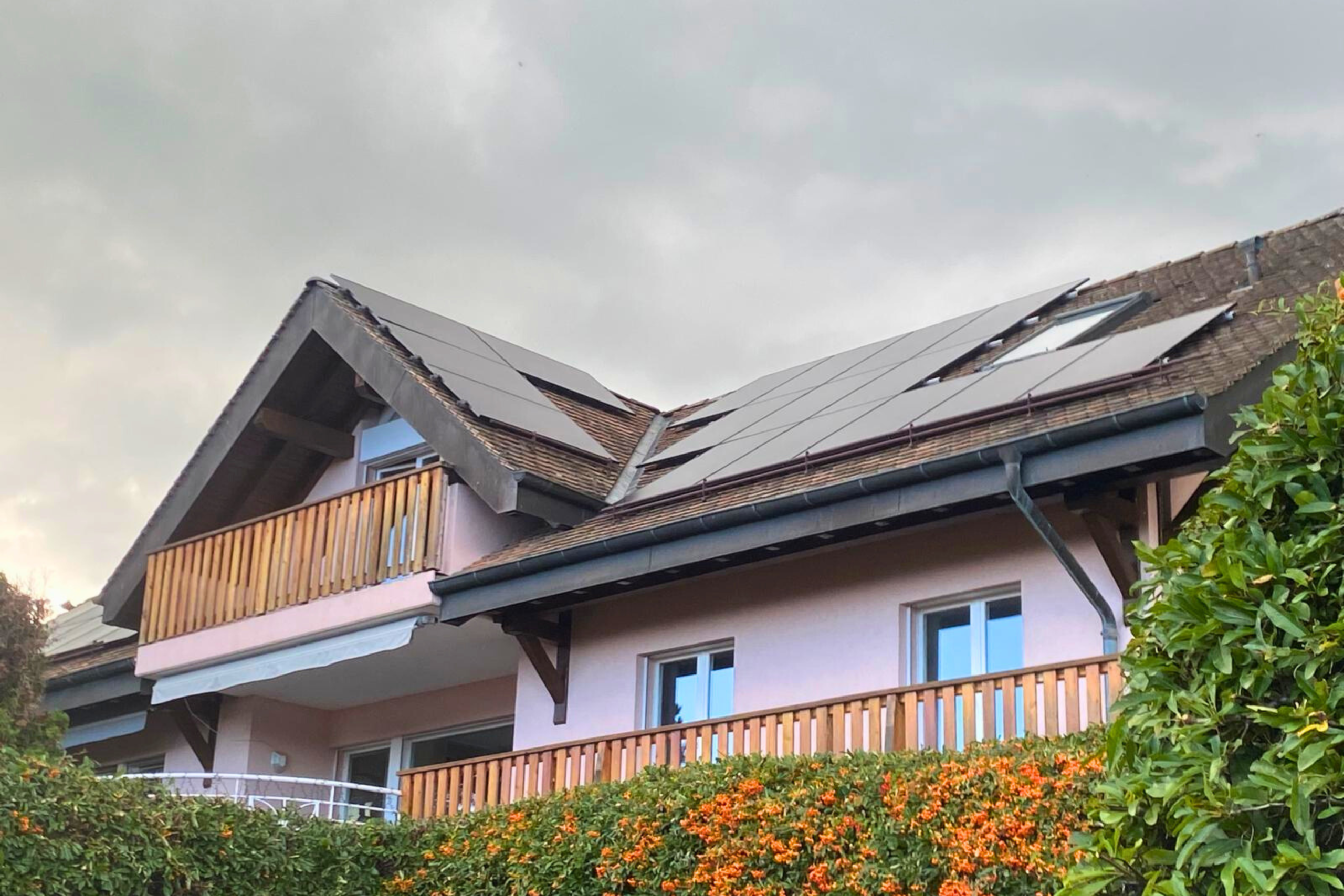 des panneaux solaires posés par naoenergy sur le toit d'une maison à Trélex (Vaud)