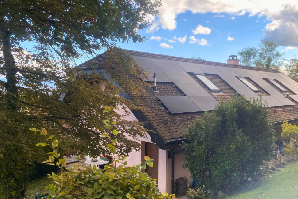 des panneaux solaires installés par naoenergy sur une maison à Trélex, dans le canton de Vaud