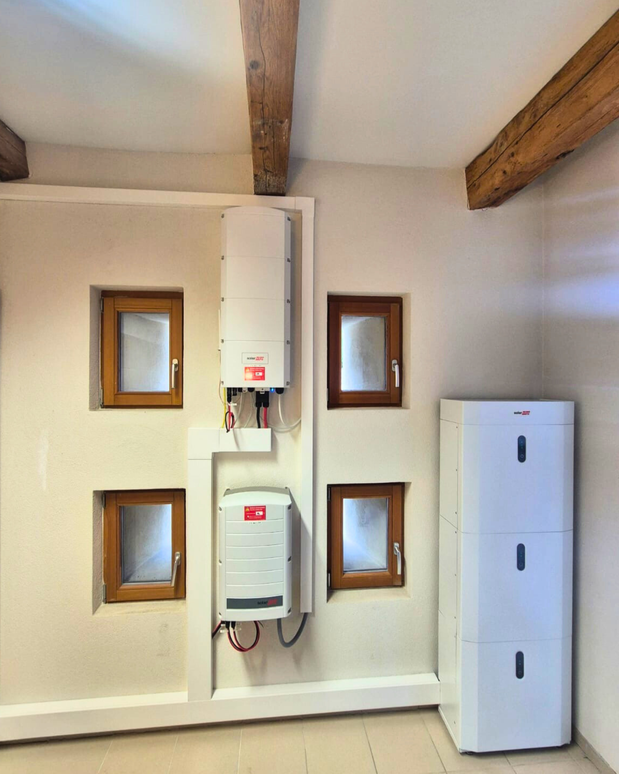 trois batteries de stockage chez un propriétaire à Mont-sur-Rolle