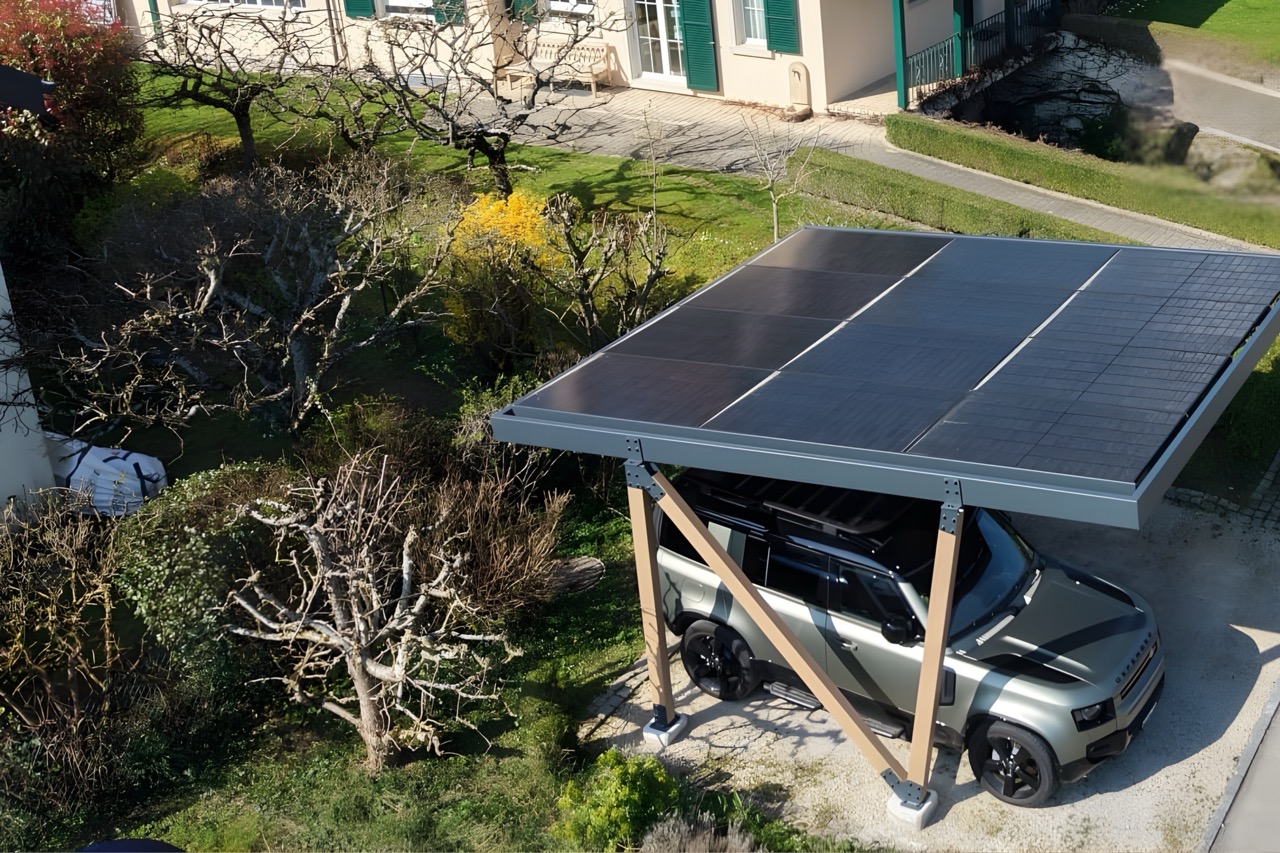 Carport solaire installé devant une villa en Suisse romande