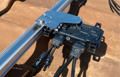 installation des micro-onduleurs Enphase par naoenergy sur panneau solaire