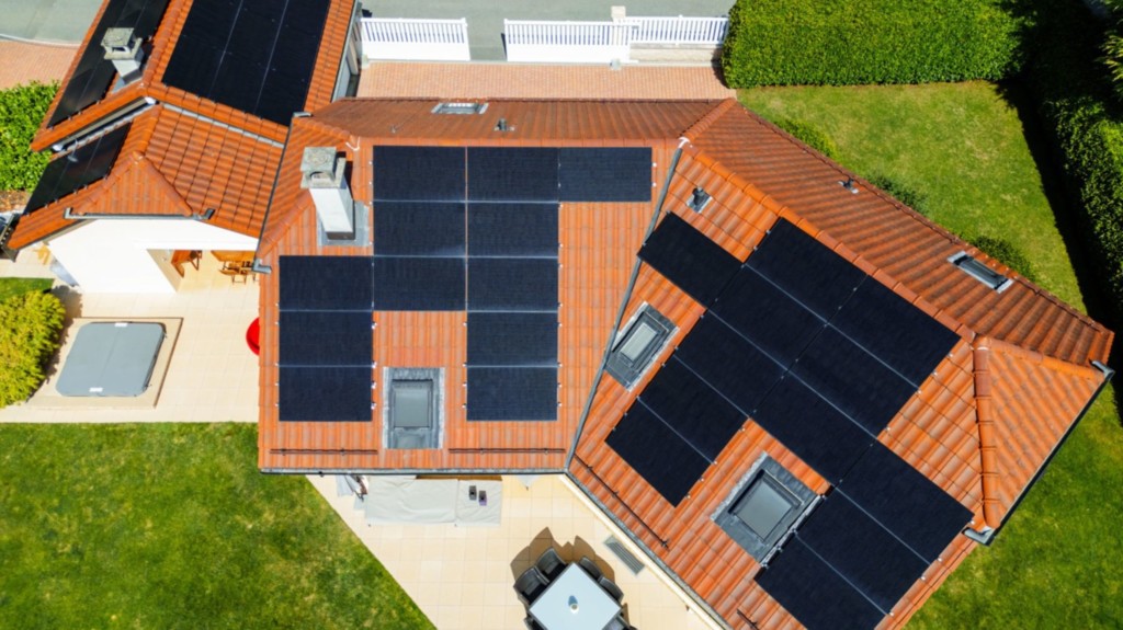 Installation de 44 panneaux solaires SunPower à Genolier dans le canton de Vaud
