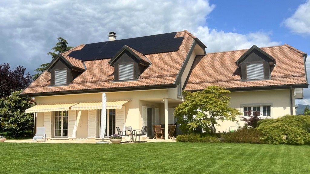 Installation de panneaux photovoltaïques naoenergy sur maison en Suisse romande