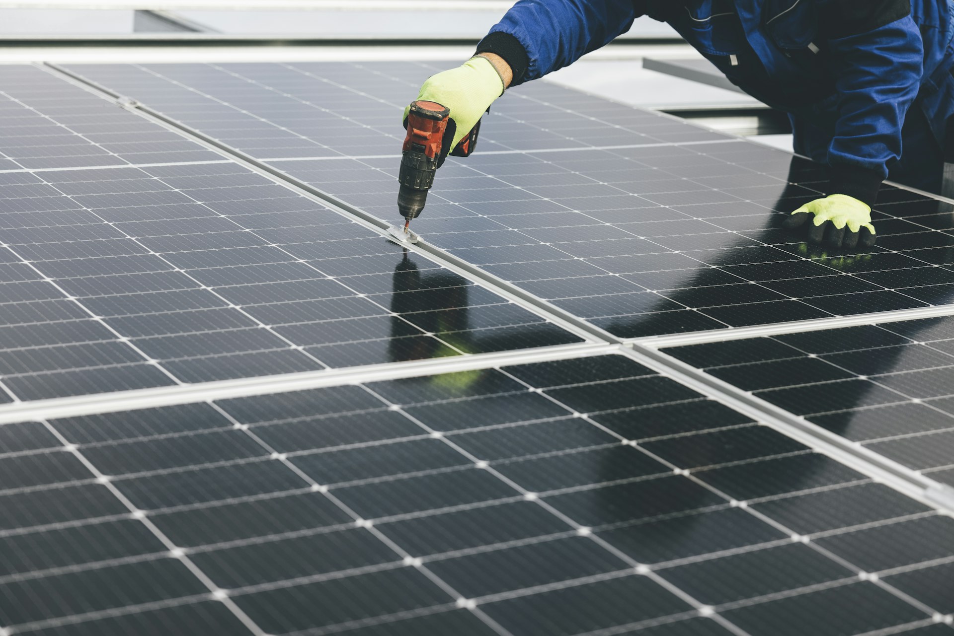 Micro-onduleur convertissant le courant des panneaux solaires