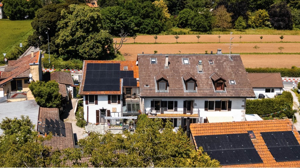 panneaux solaires photovoltaïques sur maison en Suisse romande, à Genève