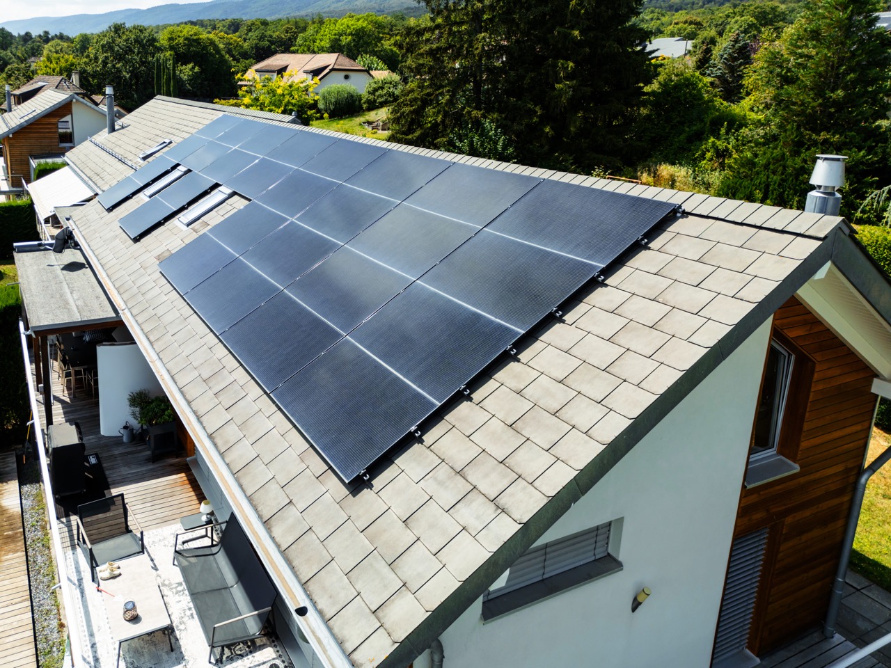 Vue aérienne d’une installation photovoltaïque sur une maison individuelle